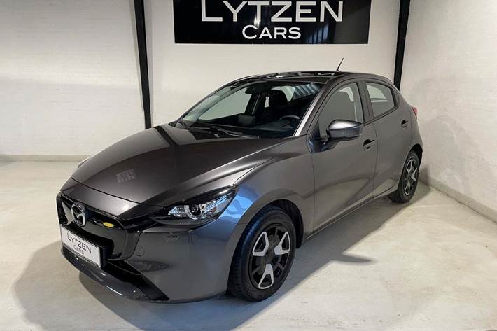 Grå Mazda 2 fra 2023 set udefra