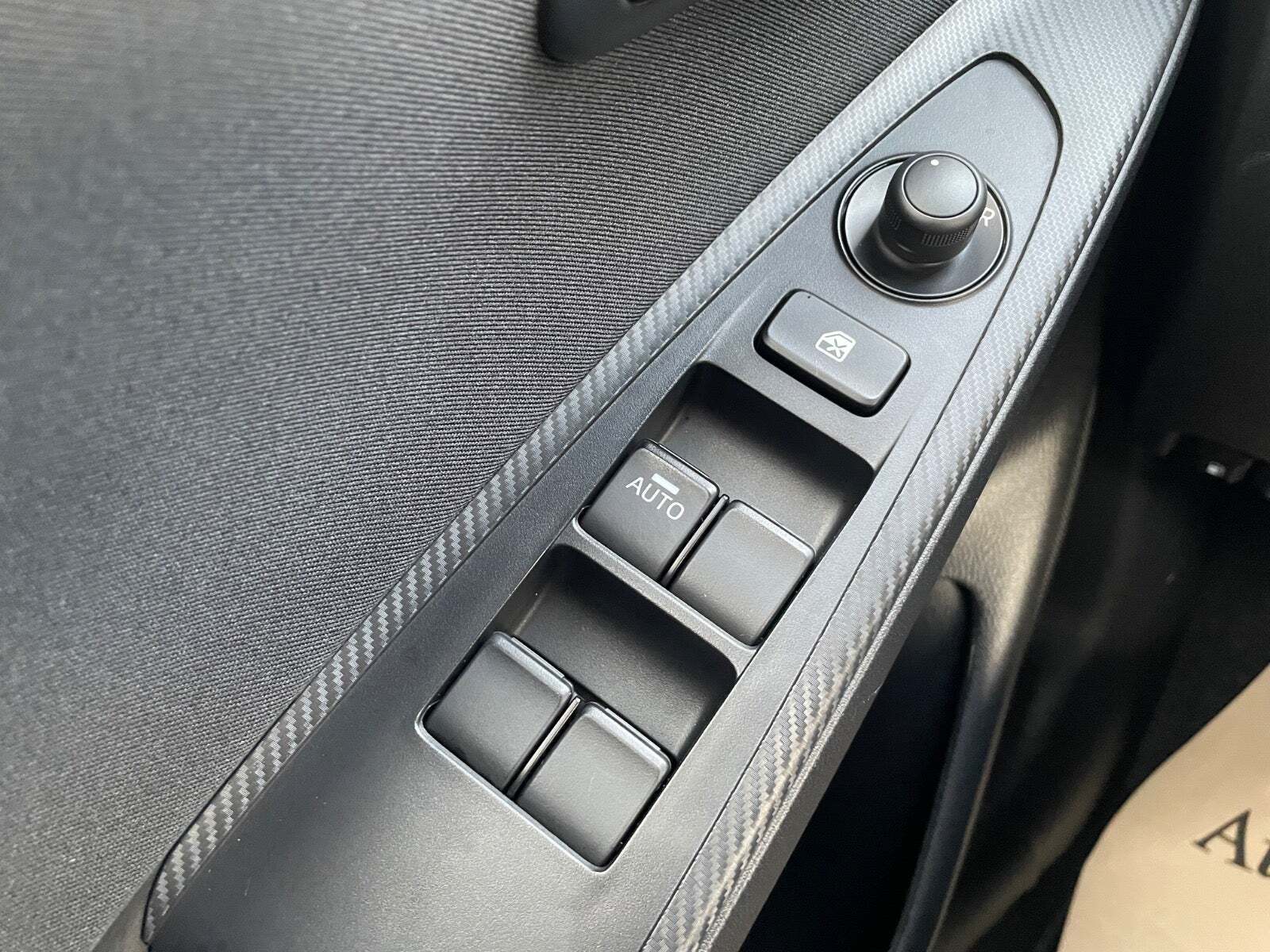 Grå Mazda 2 fra 2023