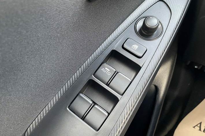 Grå Mazda 2 fra 2023