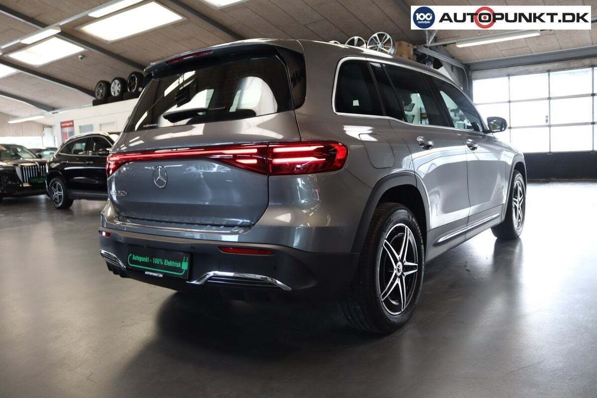 Grå Mercedes EQB250+ fra 2024