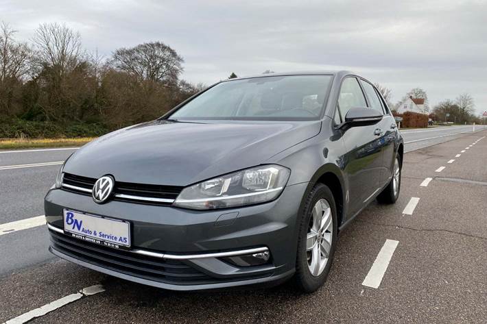 Grå VW Golf VII fra 2019 set udefra