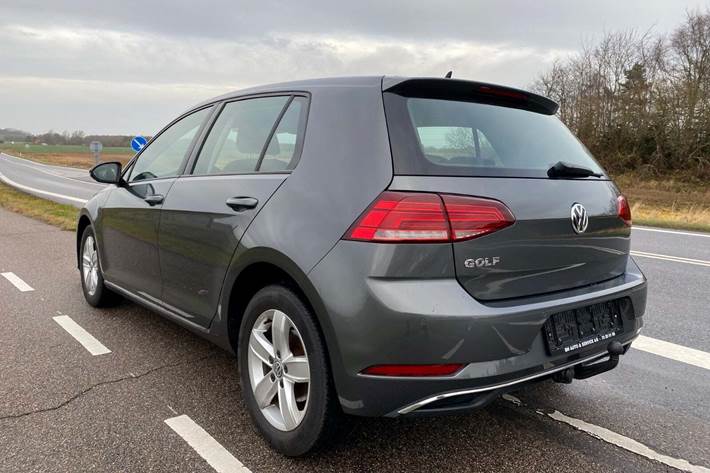 Grå VW Golf VII fra 2019