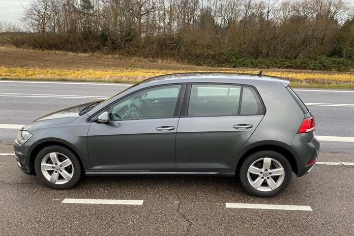 Grå VW Golf VII fra 2019