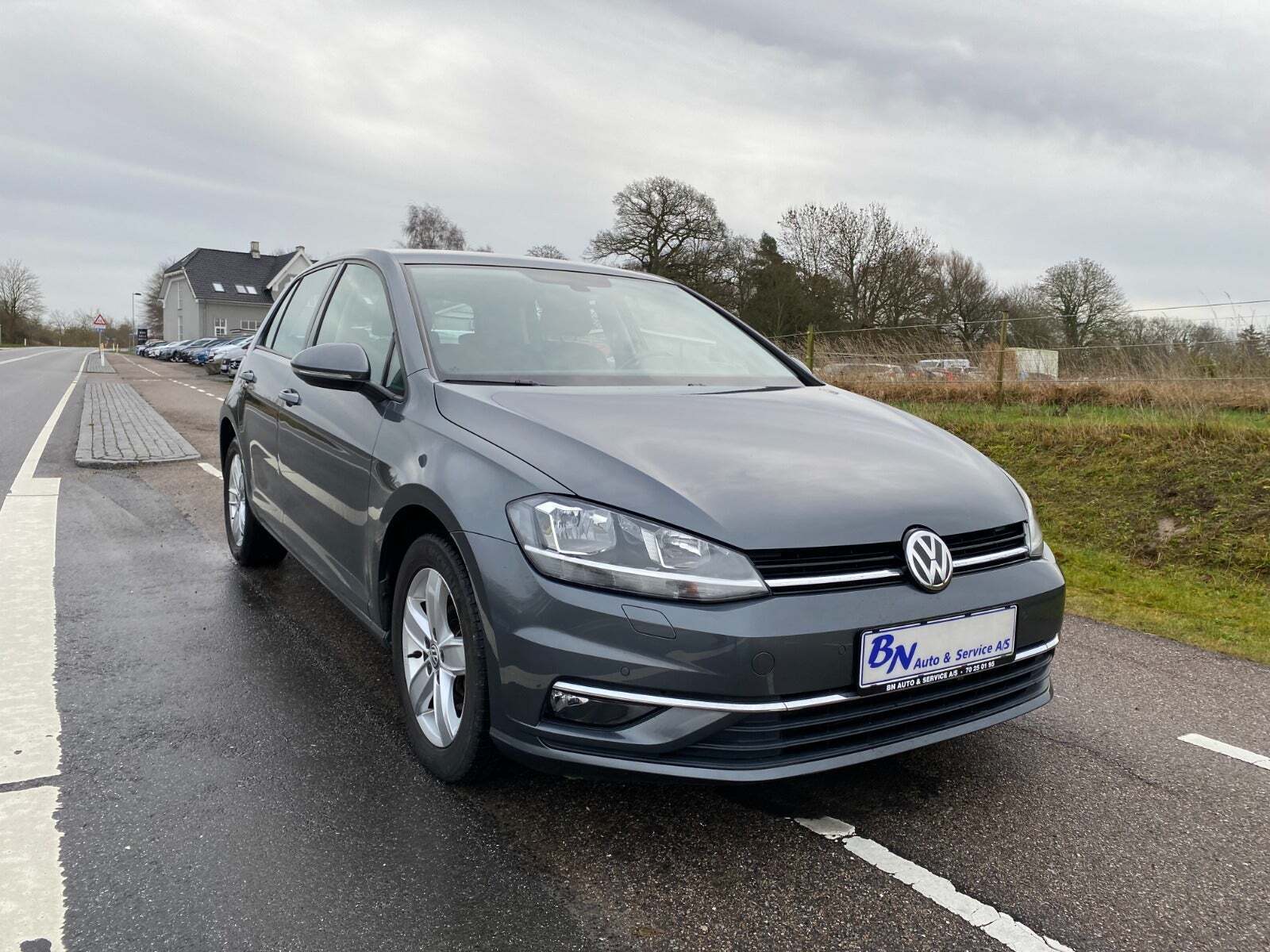 Grå VW Golf VII fra 2019 set udefra