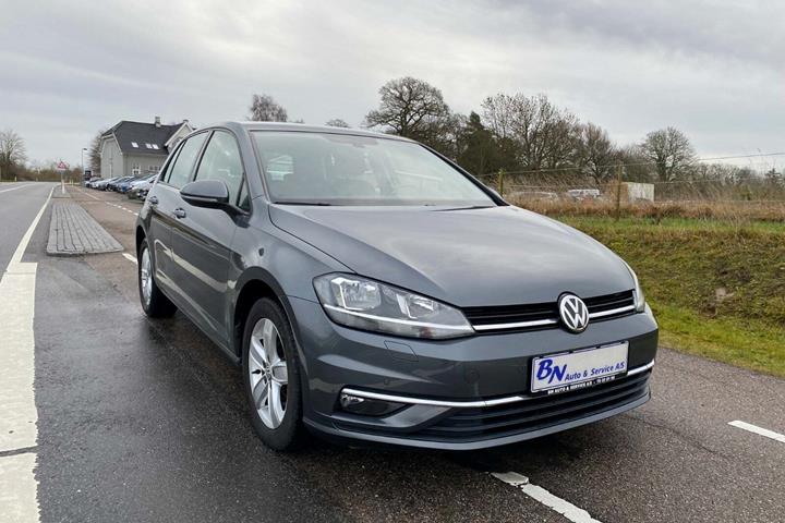 Grå VW Golf VII fra 2019 set udefra