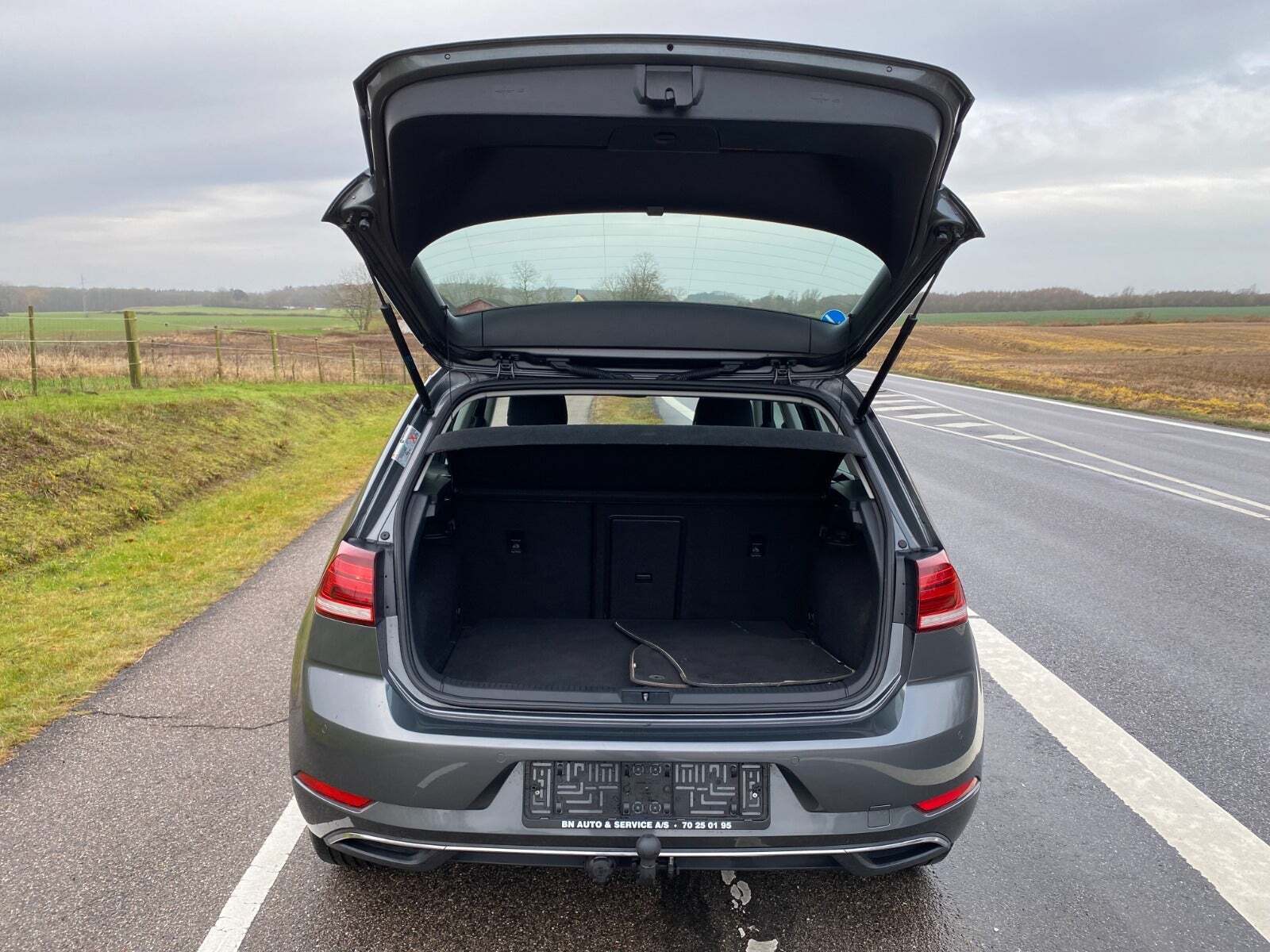 Grå VW Golf VII fra 2019