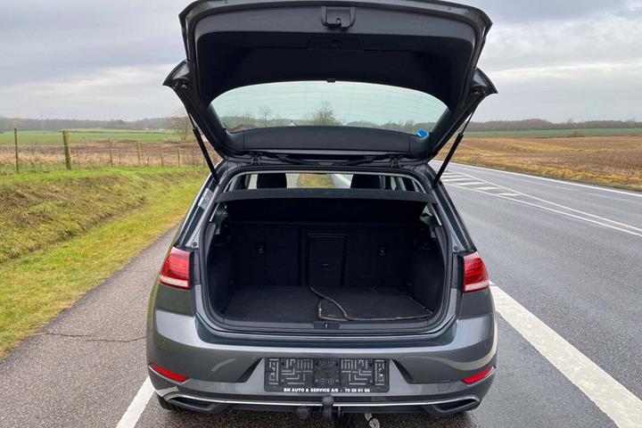 Grå VW Golf VII fra 2019