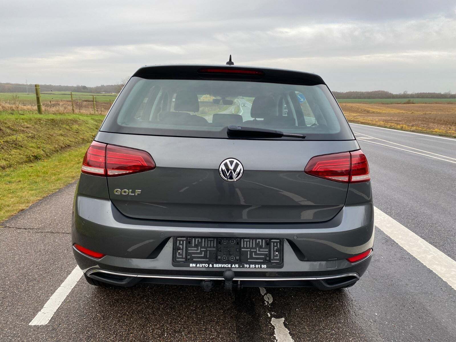Grå VW Golf VII fra 2019