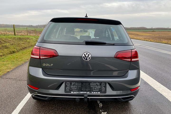 Grå VW Golf VII fra 2019