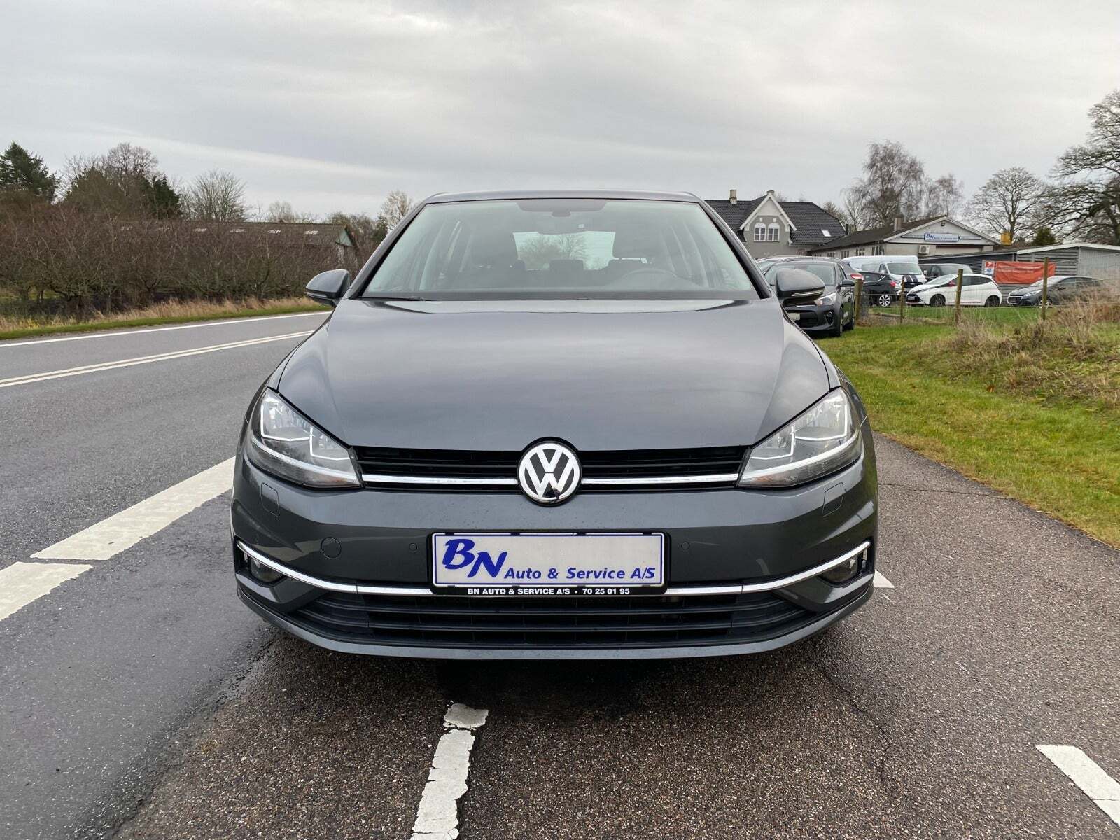 Grå VW Golf VII fra 2019