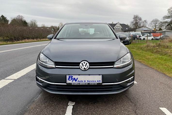 Grå VW Golf VII fra 2019