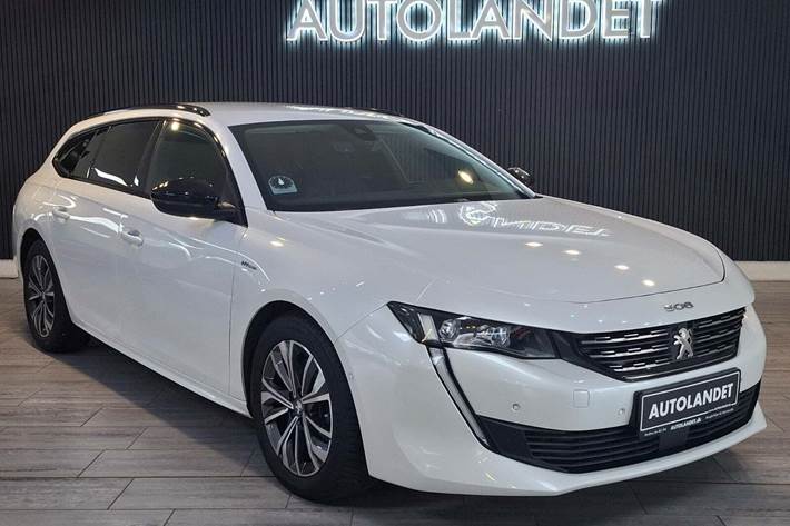 Hvid Peugeot 508 fra 2022 set udefra