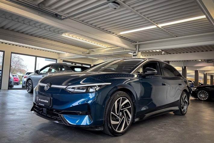 Blå VW ID.7 fra 2025 set udefra