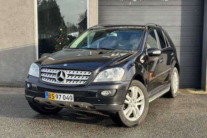 Sort Mercedes ML320 fra 2007 set udefra