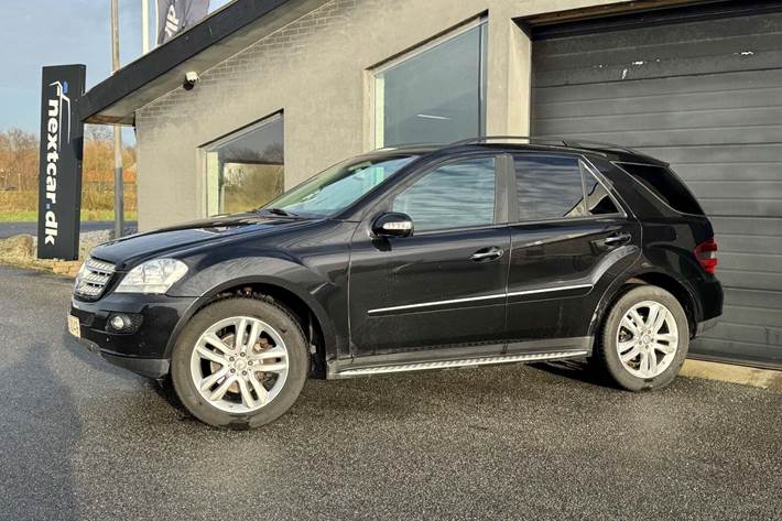 Sort Mercedes ML320 fra 2007 set udefra