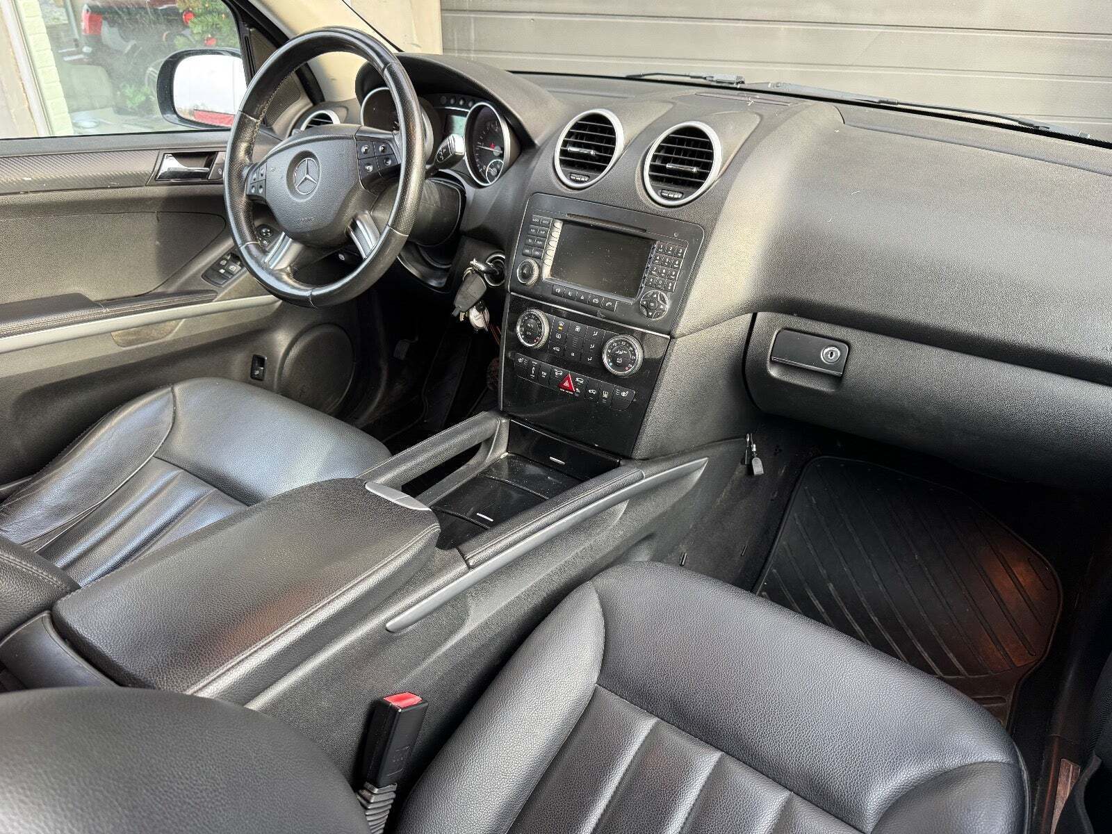 Sort Mercedes ML320 fra 2007 set indefra