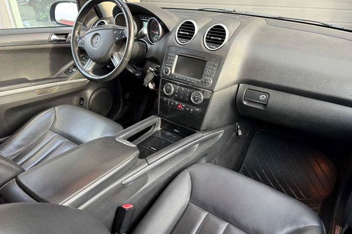 Sort Mercedes ML320 fra 2007 set indefra