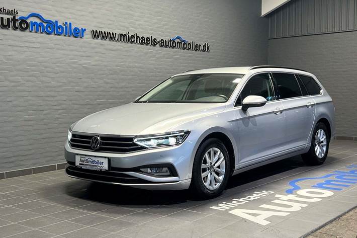 Sølv VW Passat fra 2021 set udefra