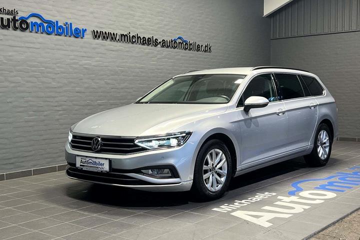 Sølv VW Passat fra 2021 set udefra