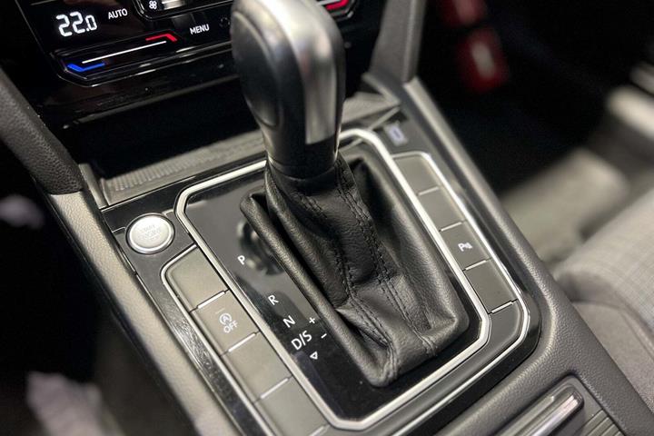 Sølv VW Passat fra 2021