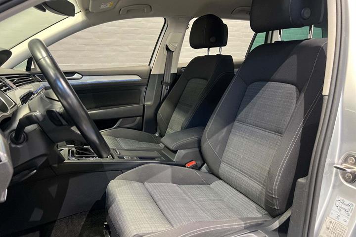 Sølv VW Passat fra 2021