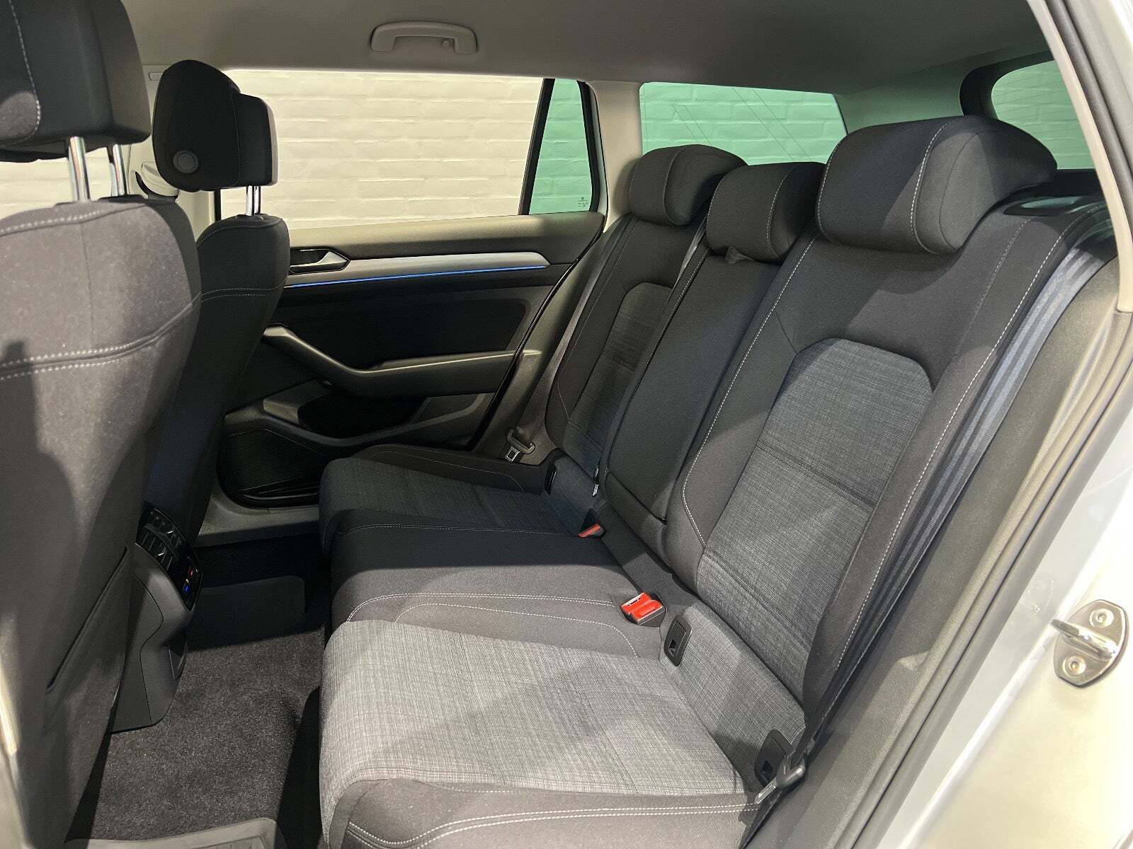 Sølv VW Passat fra 2021