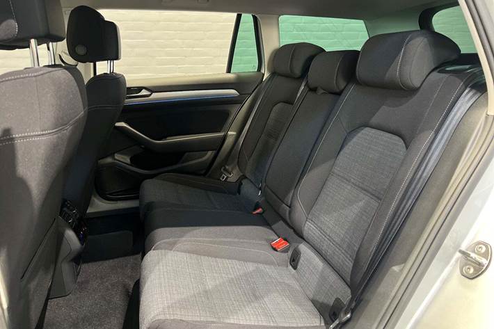 Sølv VW Passat fra 2021