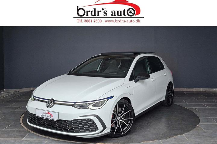 Hvid VW Golf VIII fra 2021 set udefra