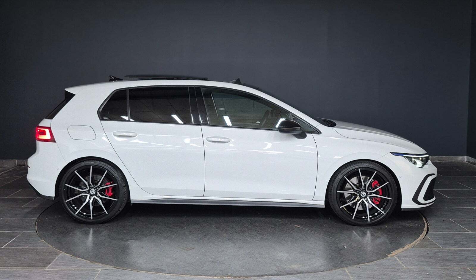 Hvid VW Golf VIII fra 2021