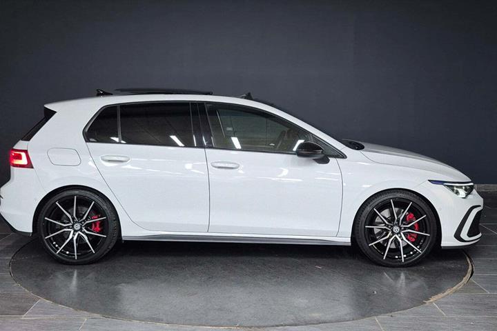 Hvid VW Golf VIII fra 2021