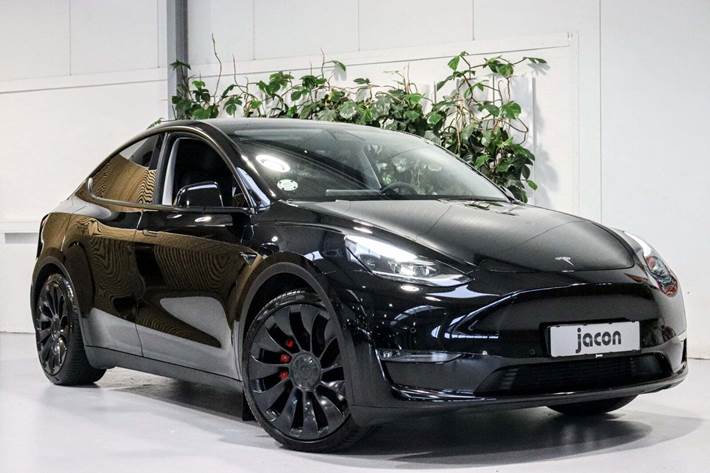 Sort Tesla Model Y fra 2022 set udefra