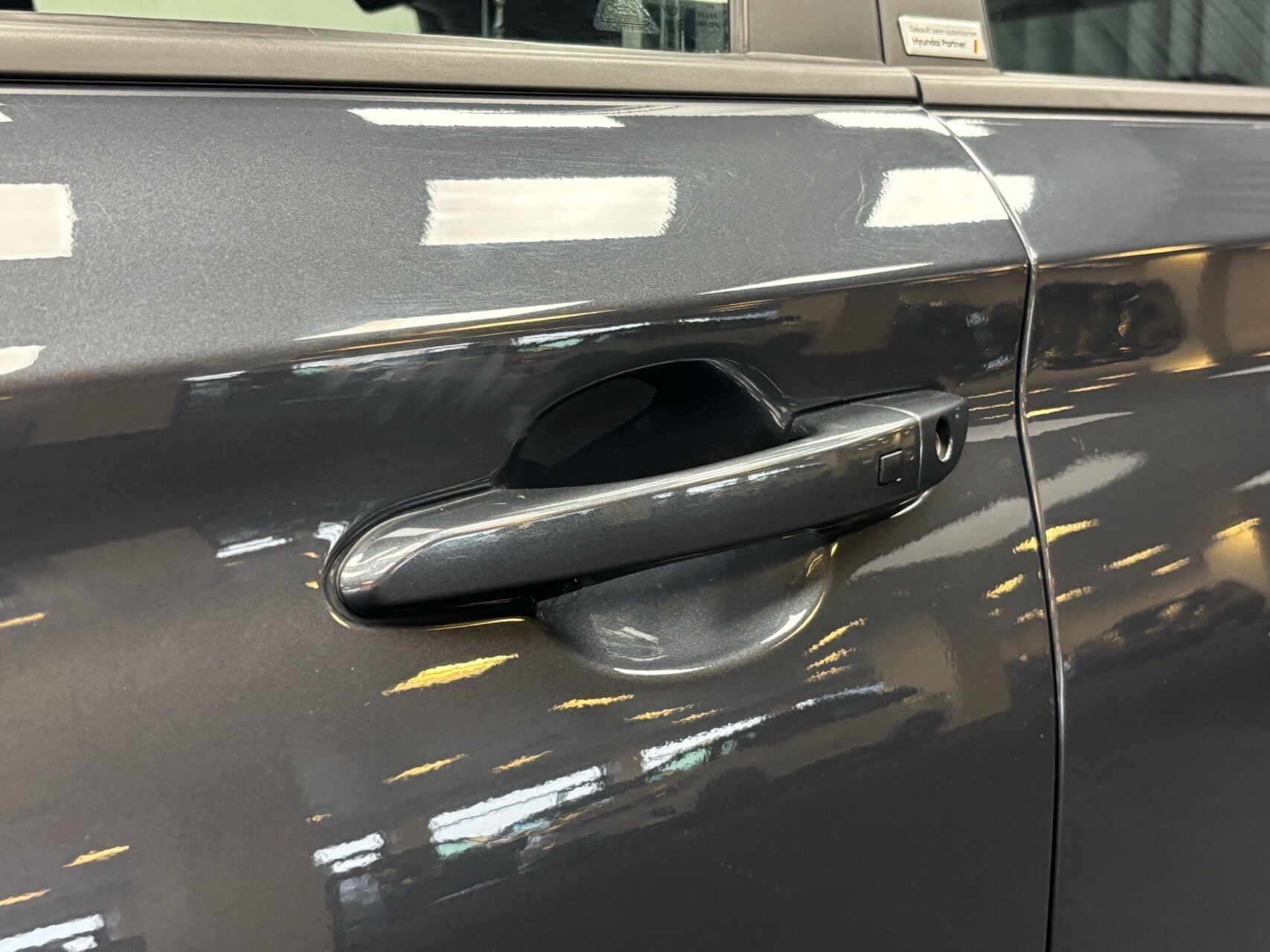 Grå Hyundai Kona fra 2021