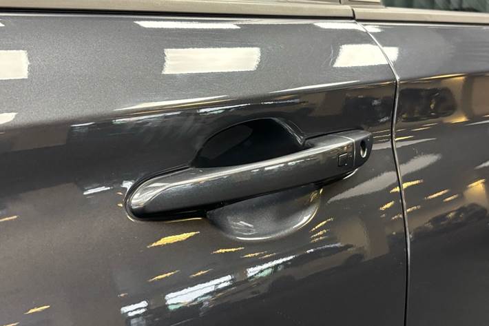 Grå Hyundai Kona fra 2021