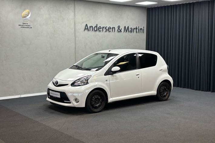 Hvid Toyota Aygo fra 2013 set udefra