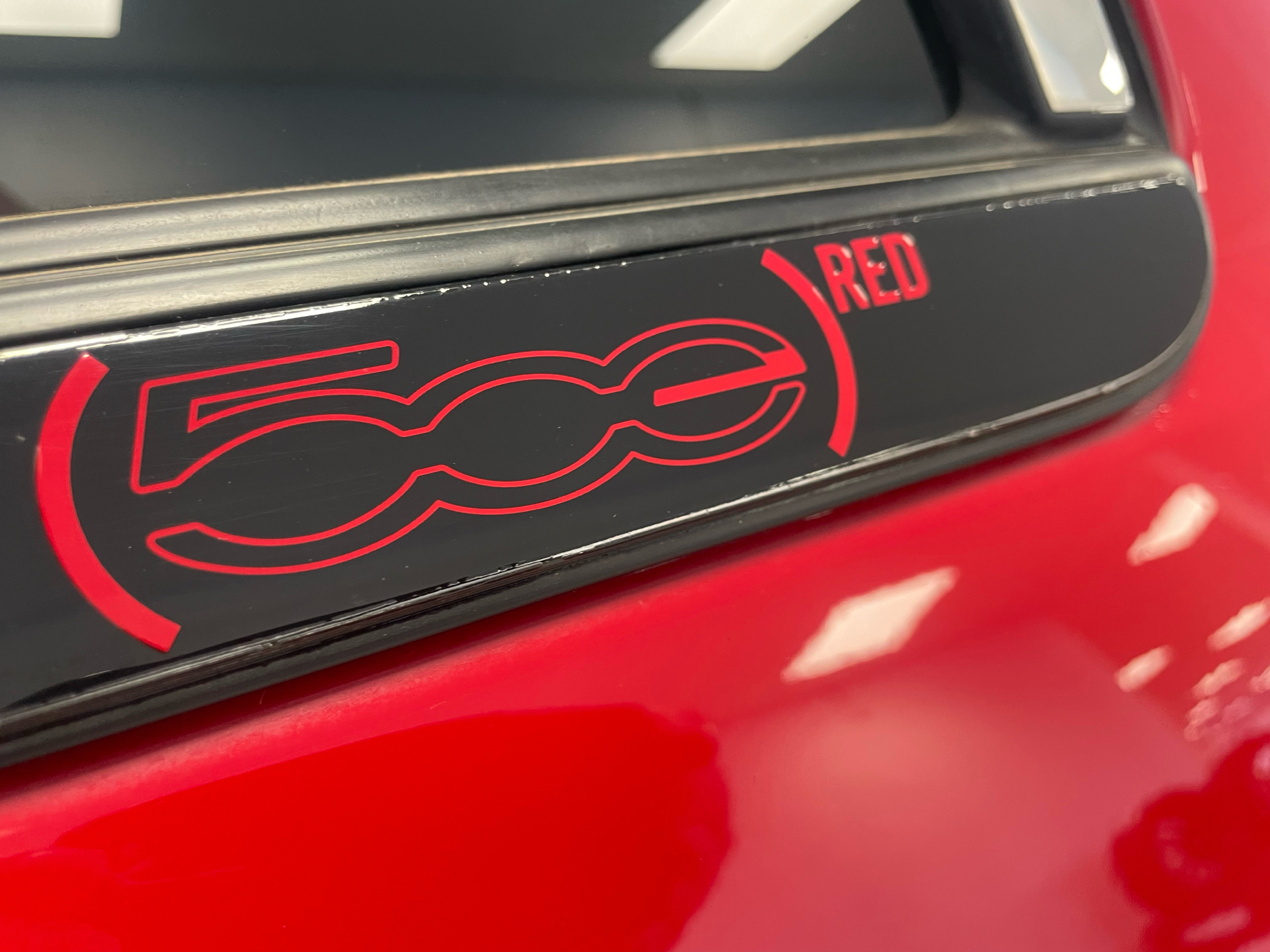 Rød Fiat 500e fra 2023