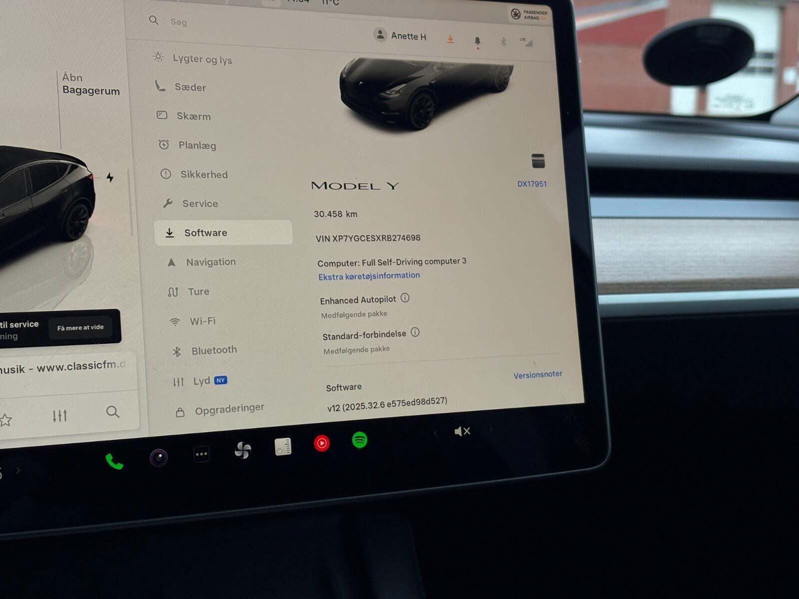 Sort Tesla Model Y fra 2024