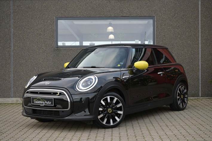 Sort Mini Cooper SE fra 2021 set udefra