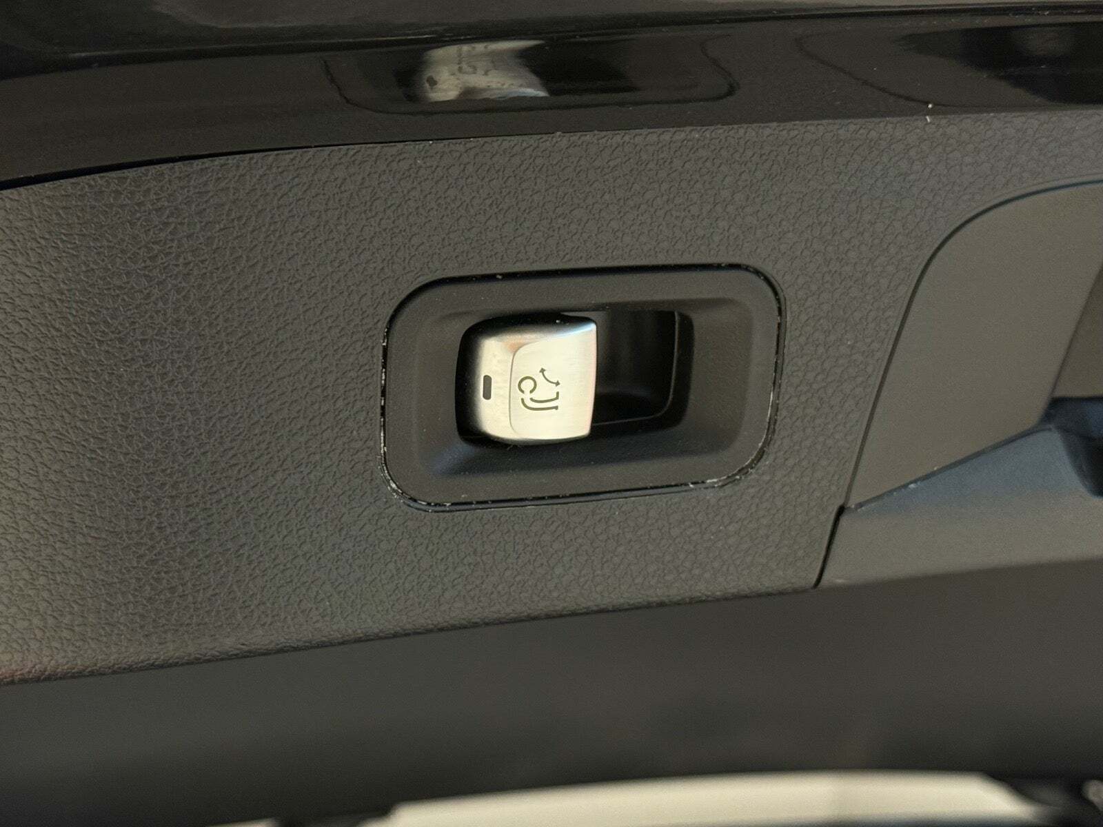 Sort Mercedes EQC400 fra 2020