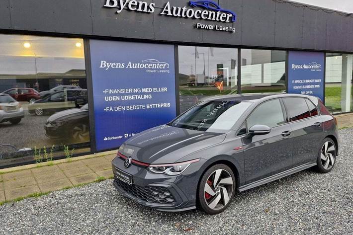 Grå VW Golf VIII fra 2021