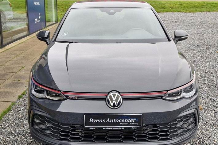 Grå VW Golf VIII fra 2021