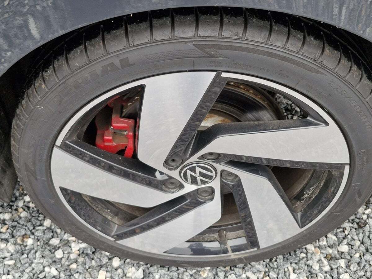 Grå VW Golf VIII fra 2021