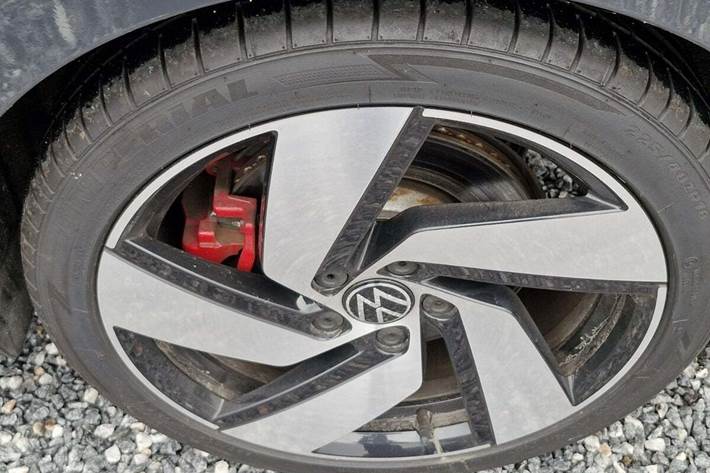 Grå VW Golf VIII fra 2021