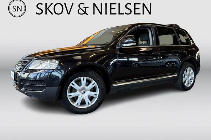 Sort VW Touareg fra 2007 set udefra