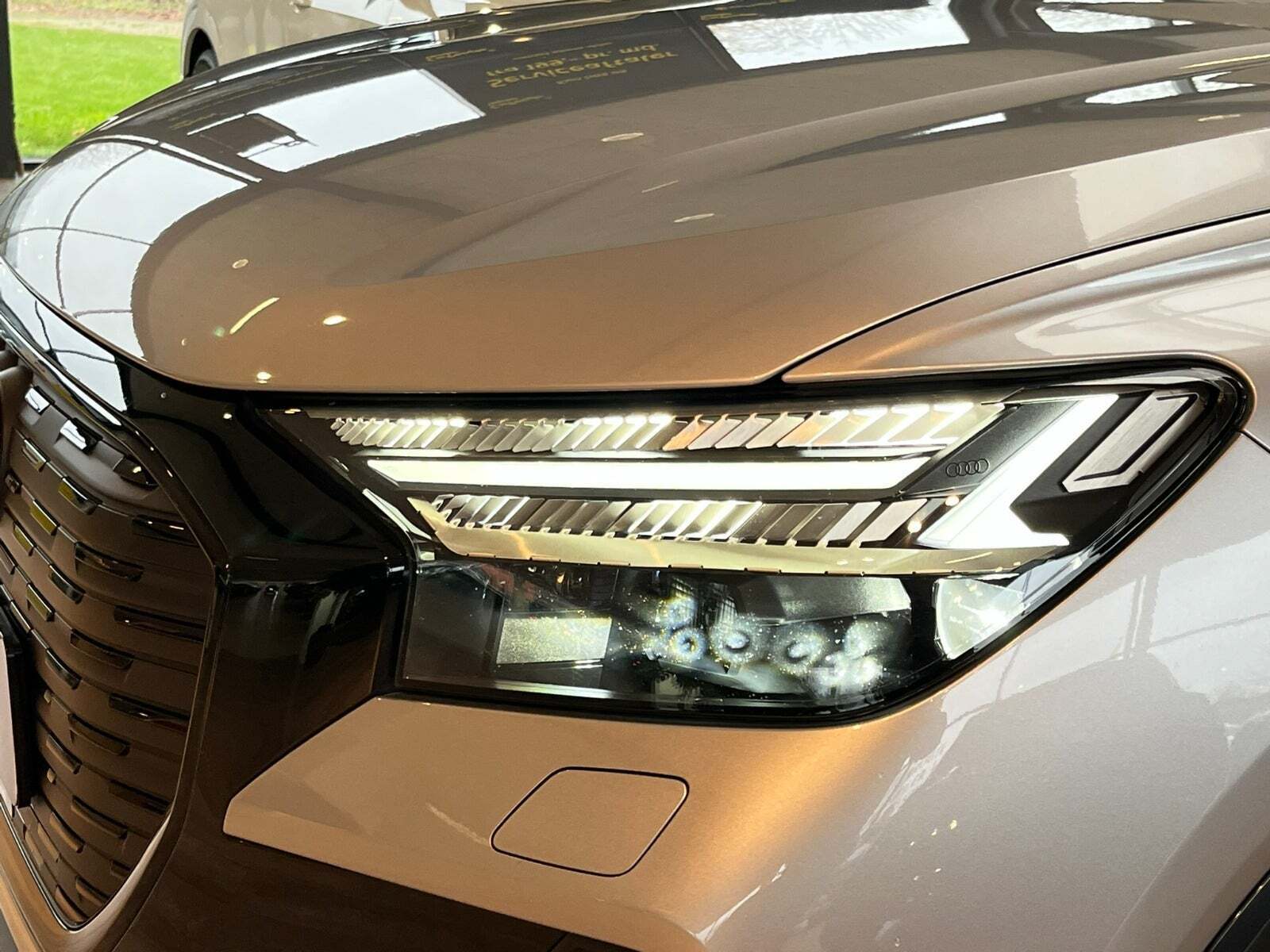 Sølv Audi Q4 e-tron fra 2024