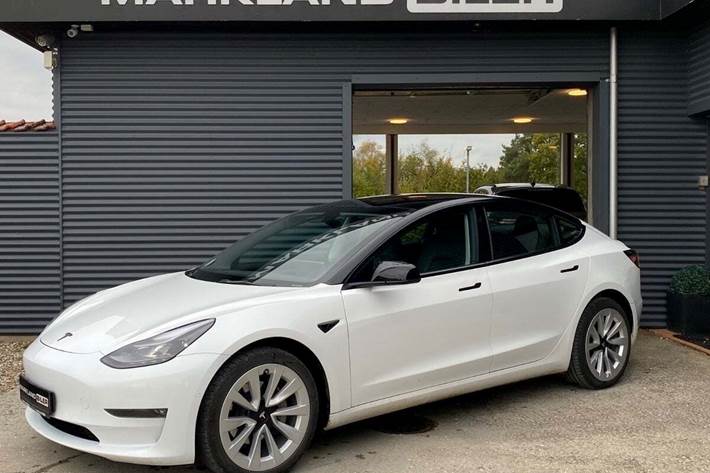 Hvid Tesla Model 3 fra 2022 set udefra