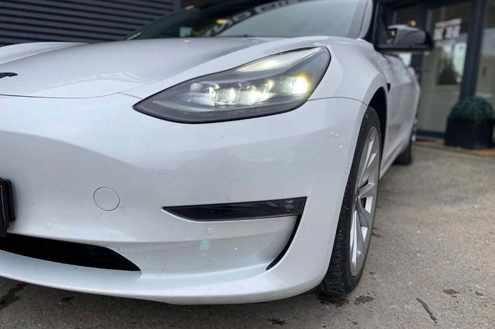 Hvid Tesla Model 3 fra 2022