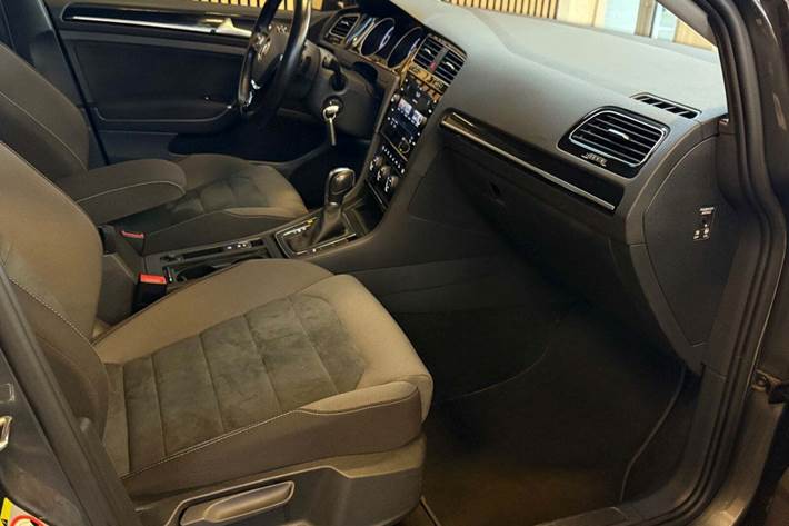 Grå VW Golf VII fra 2019