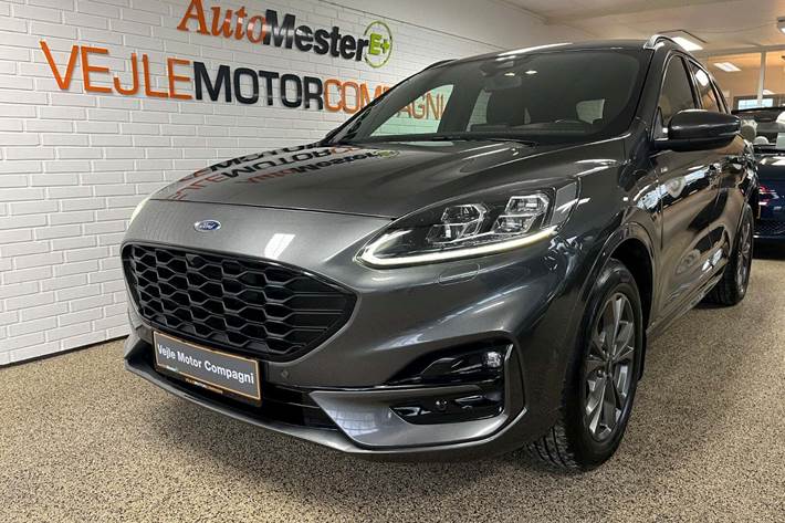 Grå Ford Kuga fra 2020 set udefra