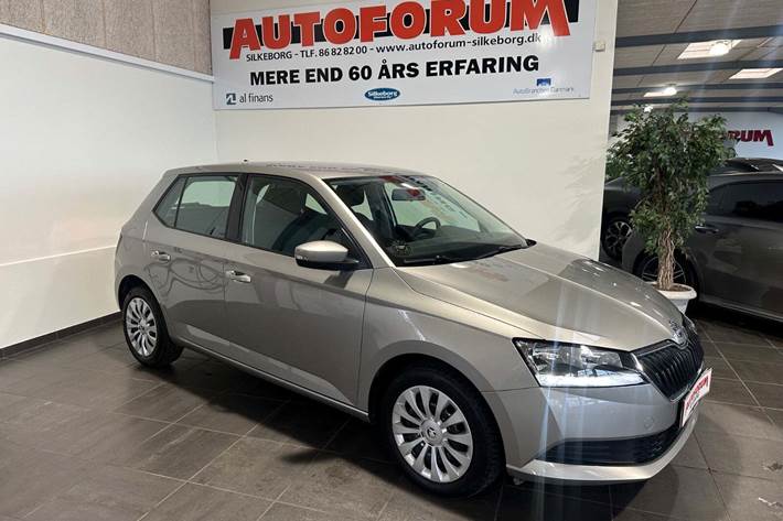 Beige Skoda Fabia fra 2019 set udefra