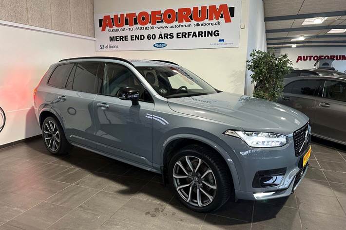 Grå Volvo XC90 fra 2022 set udefra